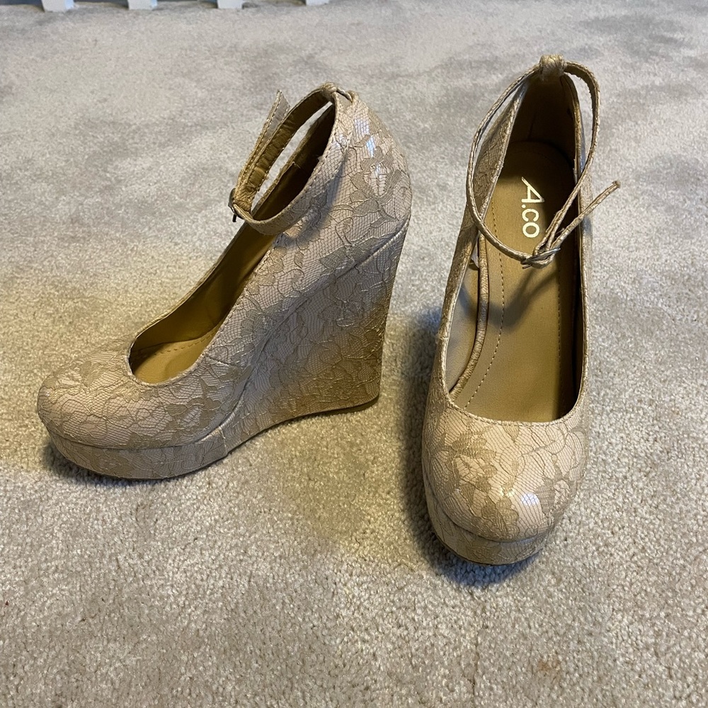 Size 9 cream lace wedge heels